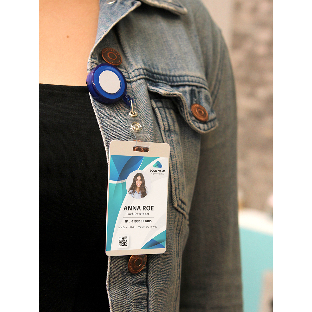 Porta gafete translúcido. - Vista 3